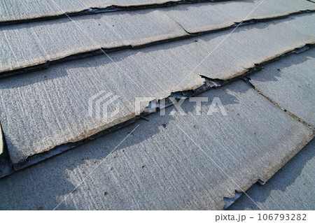 劣化した屋根材 106793282