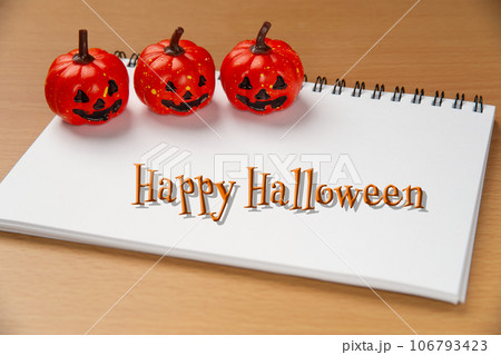 Happy Halloweenの文字とハロウィンの飾りと白いスケッチブック Happy Halloweenの文字とハロウィンの飾りと白いスケッチブック 106793423