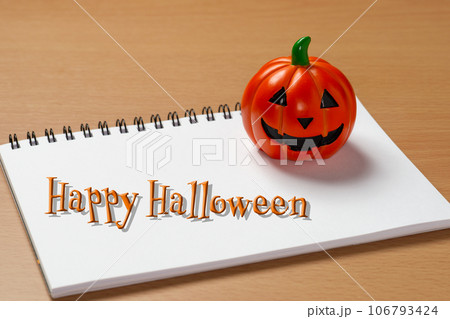Happy Halloweenの文字とハロウィンの飾りと白いスケッチブック Happy Halloweenの文字とハロウィンの飾りと白いスケッチブック 106793424