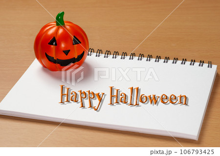Happy Halloweenの文字とハロウィンの飾りと白いスケッチブック Happy Halloweenの文字とハロウィンの飾りと白いスケッチブック 106793425