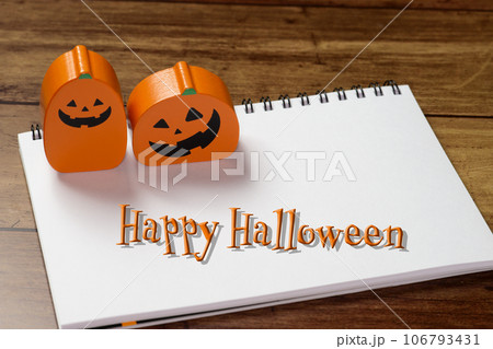 Happy Halloweenの文字とハロウィンの飾りと白いスケッチブック Happy Halloweenの文字とハロウィンの飾りと白いスケッチブック 106793431
