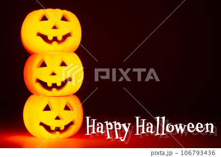 Happy Halloweenの文字と	ぼんやり光るハロウィンのお化けかぼちゃ 106793436