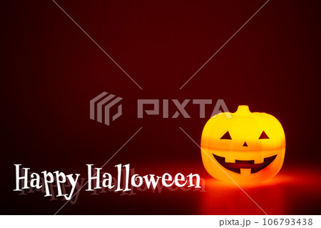 Happy Halloweenの文字と	ぼんやり光るハロウィンのお化けかぼちゃ 106793438