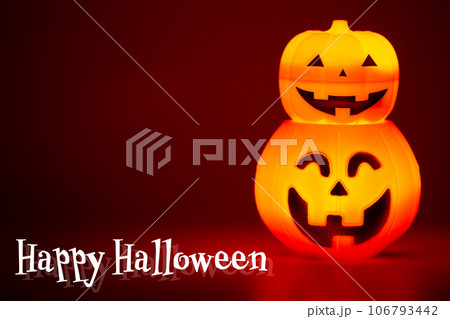 Happy Halloweenの文字と	ぼんやり光るハロウィンのお化けかぼちゃ 106793442