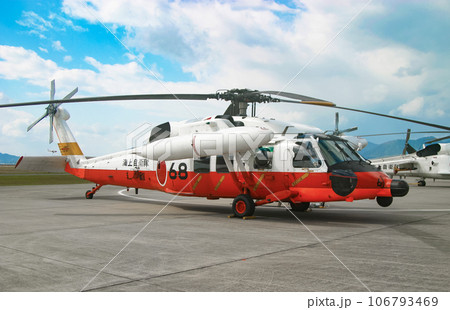 駐機する海上自衛隊の救難ヘリコプター UH-60J 106793469