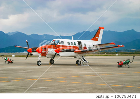 駐機中の海上自衛隊の練習機 TC-90 駐機中の海上自衛隊の練習機 TC-90 106793471