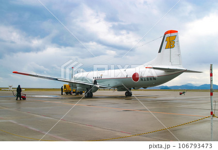 駐機中の海上自衛隊の航空機 YS-11T-A 106793473