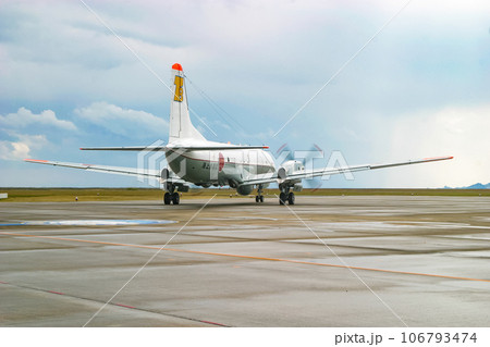 離陸準備中の海上自衛隊の航空機 YS-11T-A 106793474