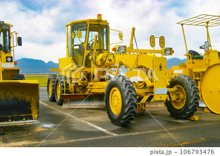 駐車中の海上自衛隊のモーターグレーダ 駐車中の海上自衛隊のモーターグレーダ 106793476