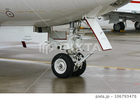 航空自衛隊の早期警戒機 E-2Cの前脚 106793478