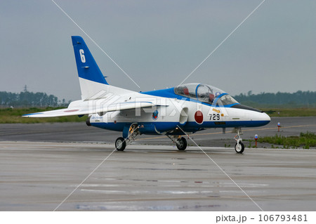 タキシングする航空自衛隊ブルーインパルスのT-4練習機 タキシングする航空自衛隊ブルーインパルスのT-4練習機 106793481
