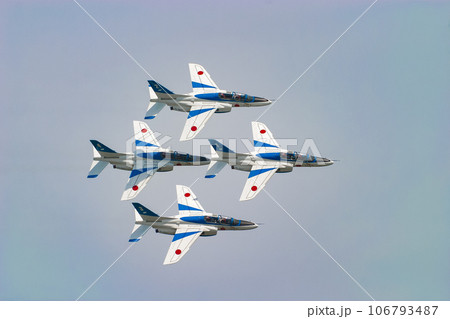 アクロバット飛行する航空自衛隊ブルーインパルスの航空機 106793487