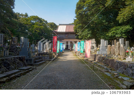 能登 妙成寺 丈六堂と参道の風景 106793983