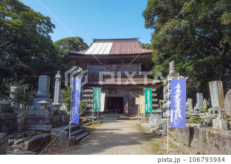 能登 妙成寺 丈六堂と参道の風景 106793984