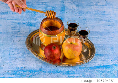 Celebrating rosh hashanah jewish new year...の写真素材 [106794131] - PIXTA
