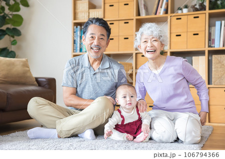 祖父母と孫 団らん 笑顔 祖父母と孫 団らん 笑顔 106794366