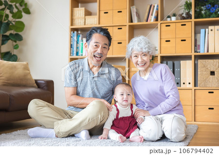 祖父母と孫　団らん　笑顔 106794402