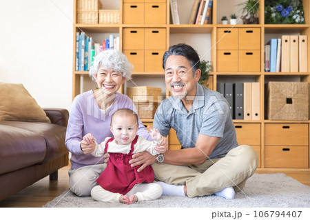 祖父母と孫　団らん　笑顔 106794407