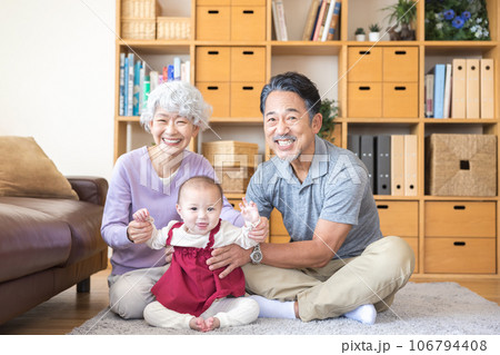 祖父母と孫 団らん 笑顔 祖父母と孫 団らん 笑顔 106794408