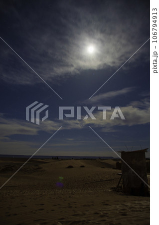 サハラ砂漠の美しい砂丘と夕暮れ 106794913