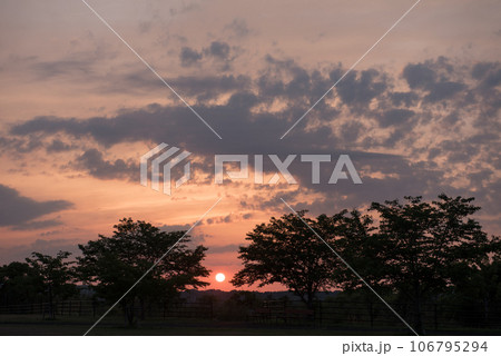 長崎県西海市にある西海の丘から観える夕焼けの景色 106795294