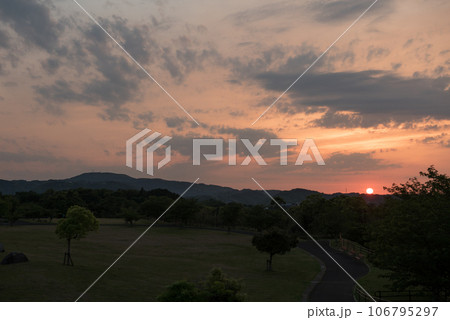 長崎県西海市にある西海の丘から観える夕焼けの景色 106795297
