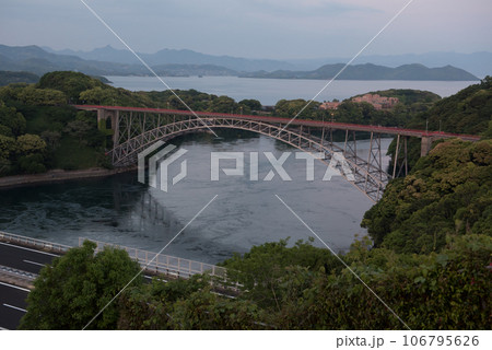 長崎県西海市にある西海の丘から観えるアーチ式の西海橋と海 106795626