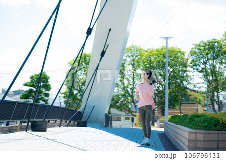 ランニングする女性　 106796431