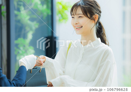 女性 ショッピング 女性 ショッピング 106796628