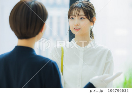 女性 ショッピング 女性 ショッピング 106796632