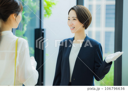 女性　ショッピング　 106796636