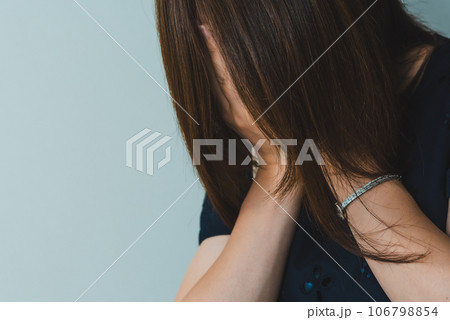 泣いている女性 泣いている女性 106798854