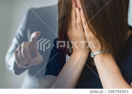 責められる女性 責められる女性 106798863