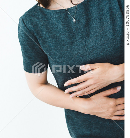 体調不良を訴える女性 体調不良を訴える女性 106798866