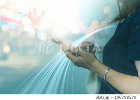 スマホを操作する女性 106798879