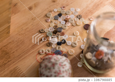 ボタンが沢山ある 106798885