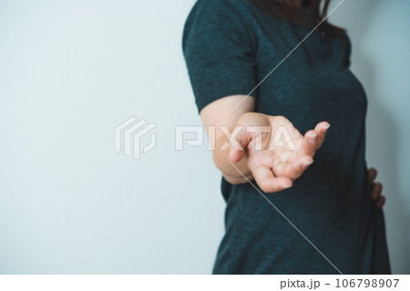 手を差し出す 手を差し出す 106798907