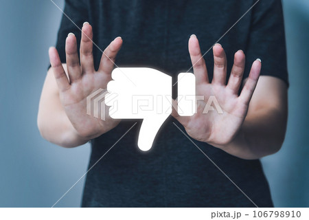 よくないねと女性が 106798910