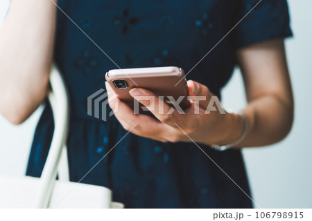 スマホを見る美女 106798915