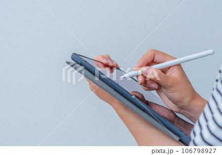 タブレットで作業すると女性 106798927