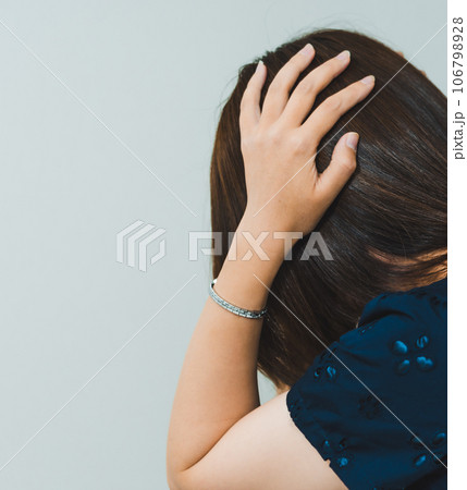 頭を抱える女性 106798928