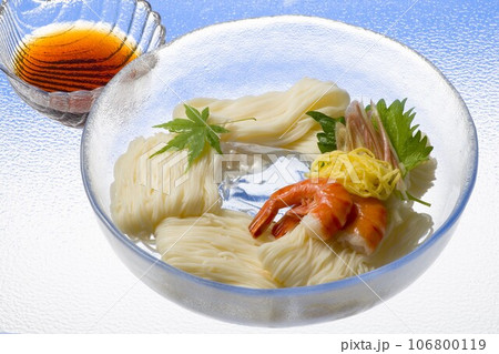 ガラスの器にそうめん ガラスの器にそうめん 106800119