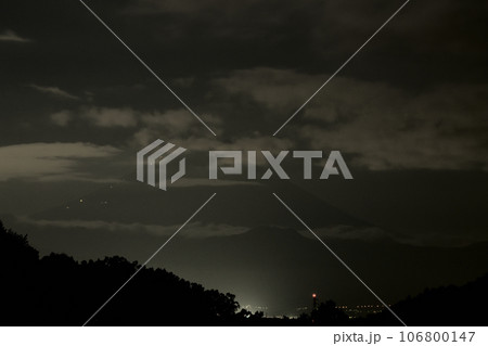 北杜市長坂町、未明の富士の頂へと続く光の列 106800147