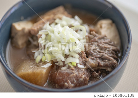 居酒屋定番メニューモツ煮込み 106801139