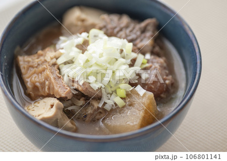 居酒屋定番メニューモツ煮込み 106801141