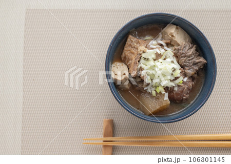 居酒屋定番メニューモツ煮込み 106801145