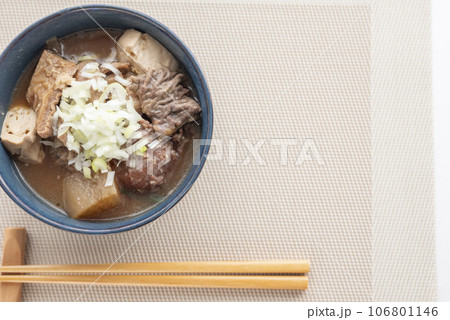 居酒屋定番メニューモツ煮込み 106801146