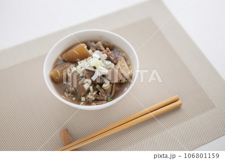 居酒屋定番メニューモツ煮込み 106801159