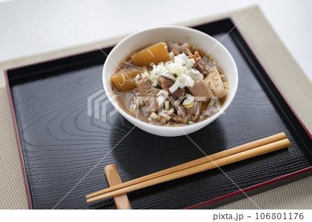 居酒屋定番メニューモツ煮込み 106801176