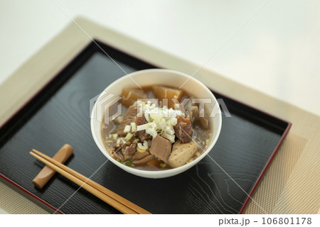居酒屋定番メニューモツ煮込み 106801178